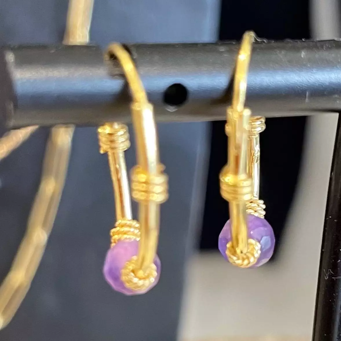 Small hoop gold-plated ZINC earrings with violet stone